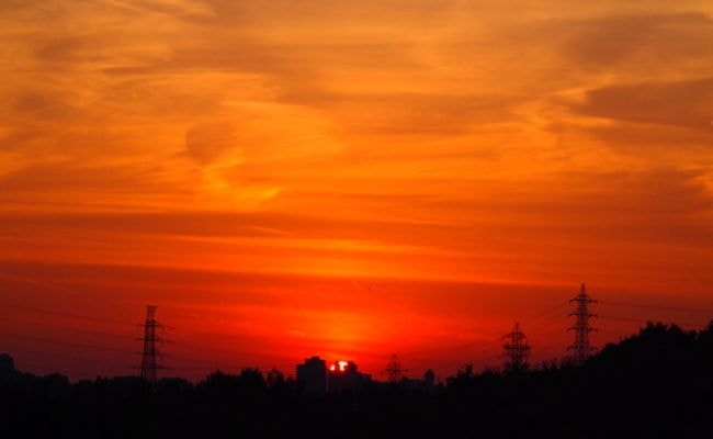 秋の夕日　ビル　赤