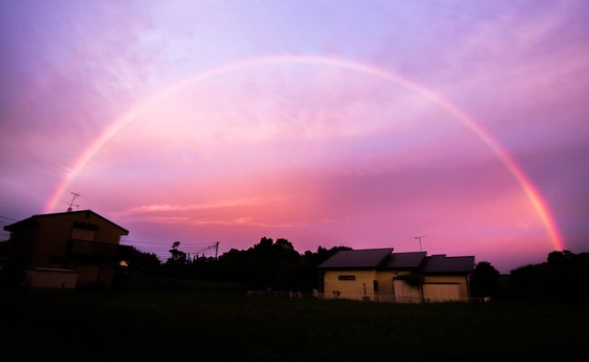 夕方に完全な虹